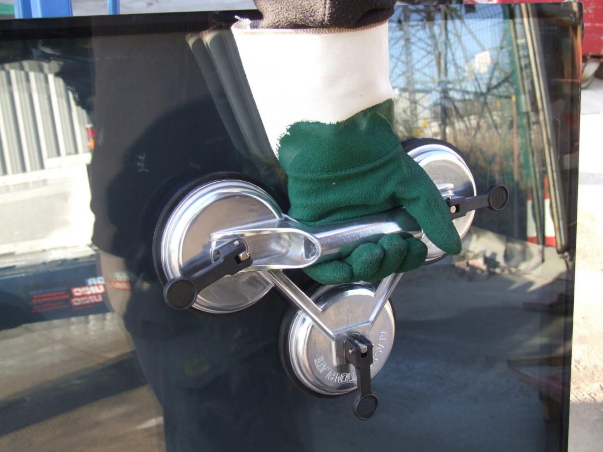 Are There Lifting Handles On Suction Cups?